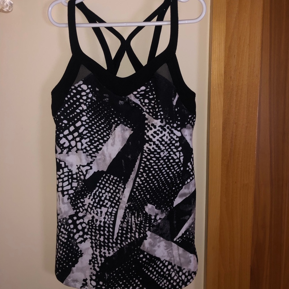 Black and white patterned Lululemon top
